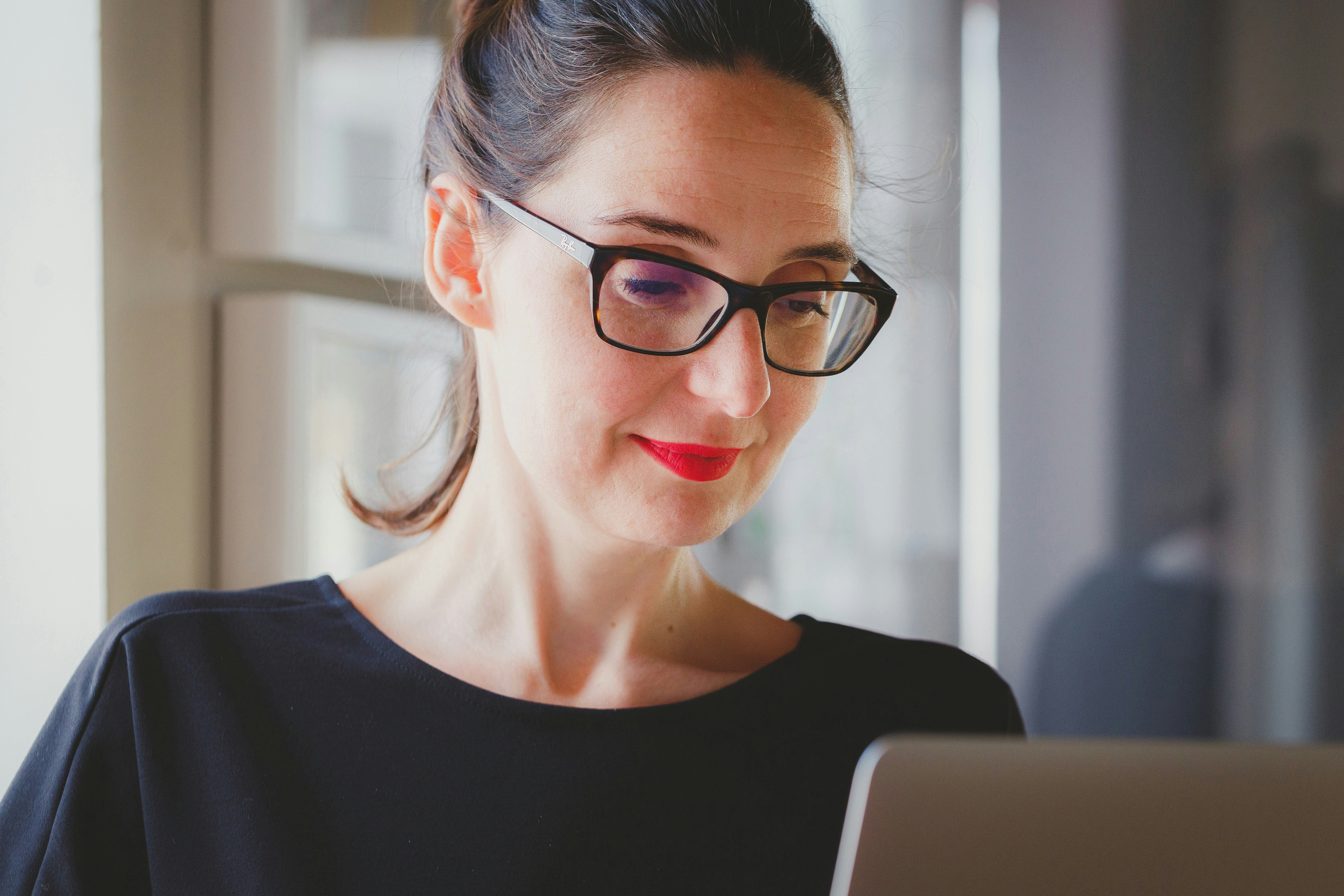 Businesswoman (image @ Javier Sierra, Unsplash)